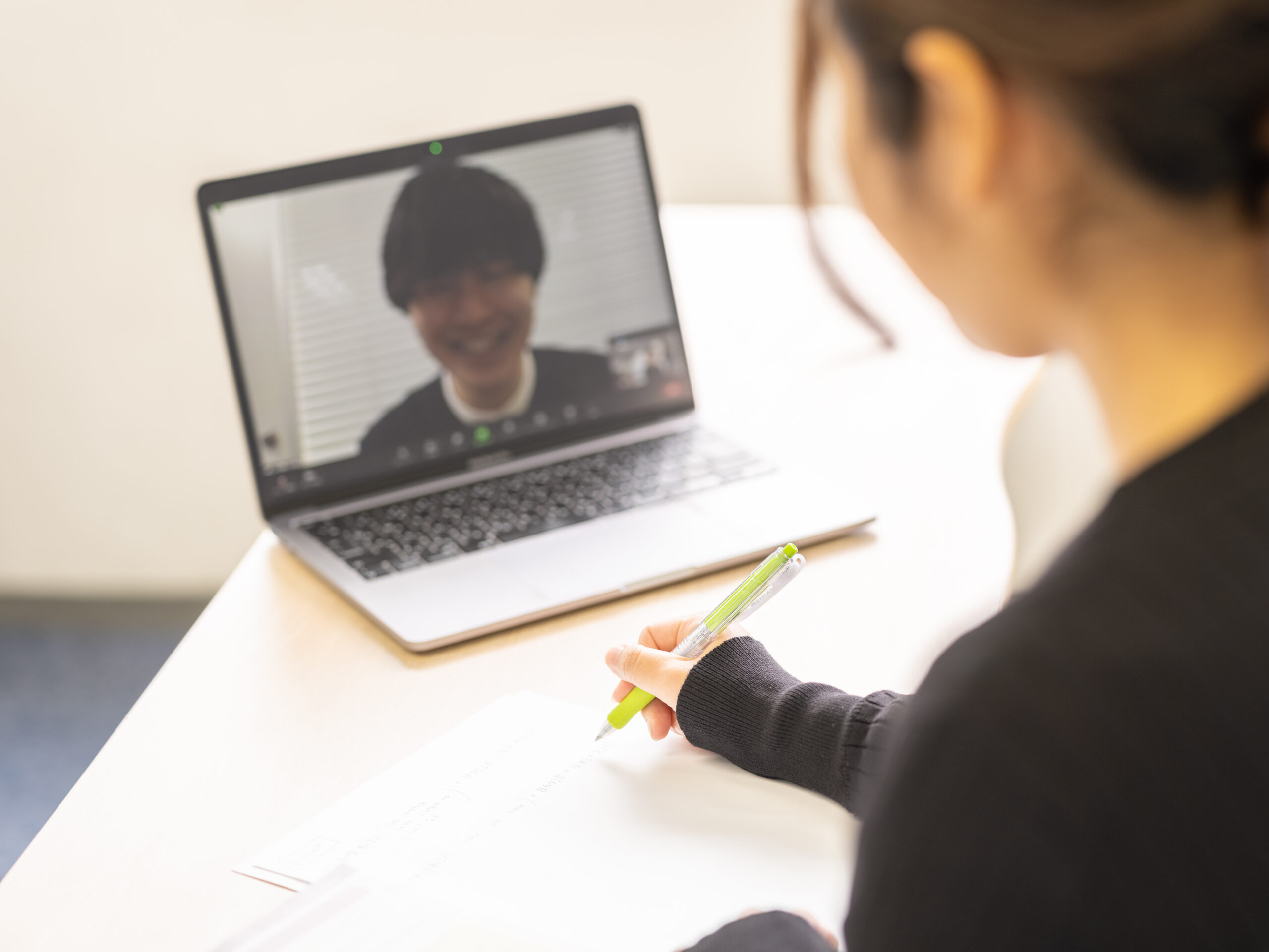 夏休み明けの不安を抱える親子と学び直しのイメージ