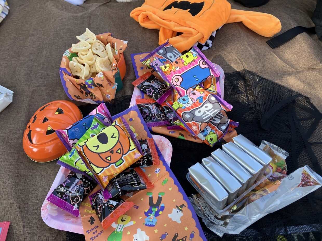 REO横浜教室のハロウィンピクニックでお菓子を楽しむ様子