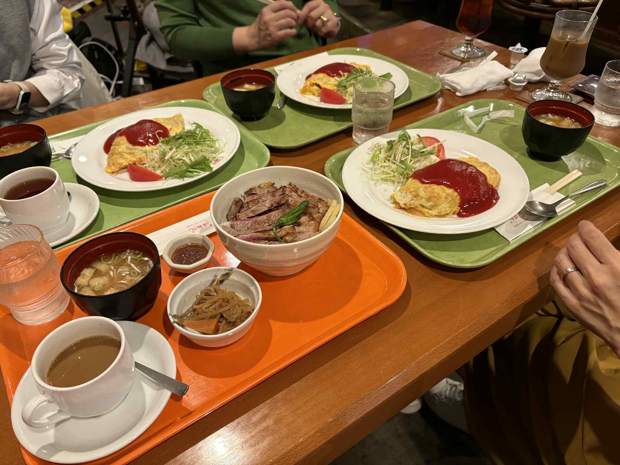 保護者ランチ懇親会の様子（横浜駅近くの洋食店で雑談を楽しむリラックスした時間）