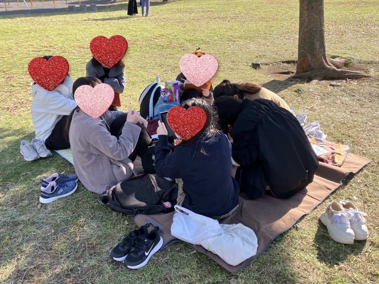 高島中央公園で折り紙やシャボン玉を楽しむ生徒たちの様子